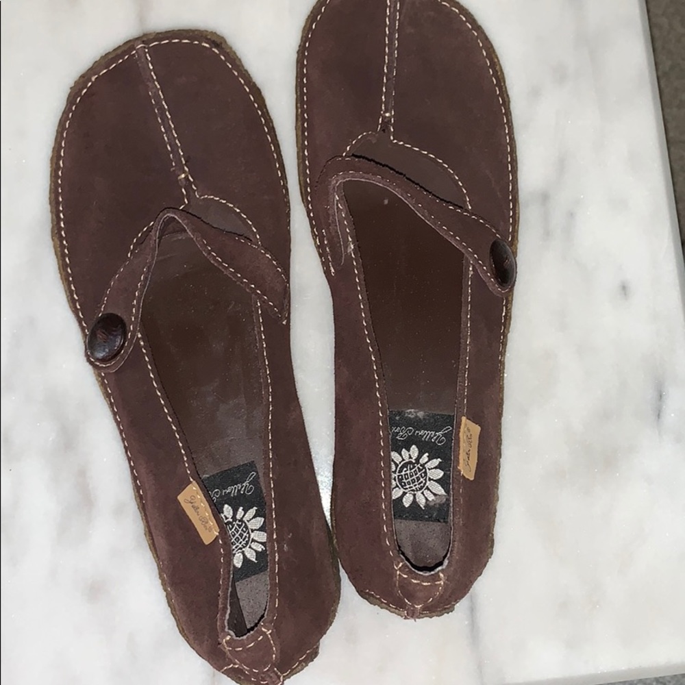 Women’s 8.5 yellow box brand new shoes